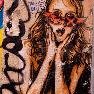 Streetart d'une femme avec des lunettes qui parait surprise - France  - collection de photos clin d'oeil, catégorie streetart